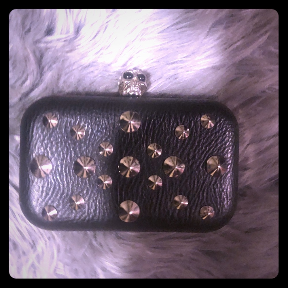 💕☠️👛🆕skull metal studded “brass knuckle” clutch